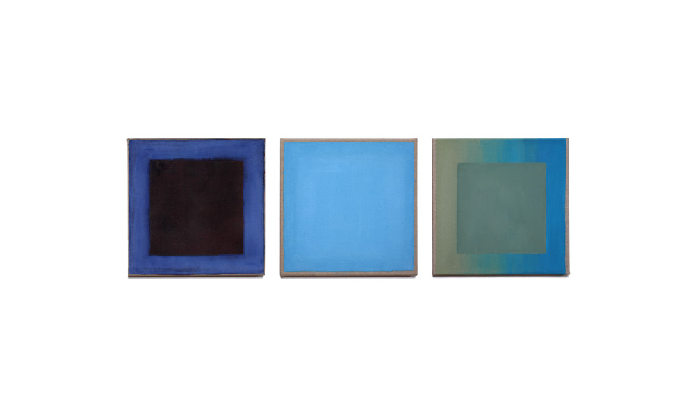 drei blau, 2015, Pigmente auf Lwd, 3 Tafeln je 35x35 | tre blu, pigmenti su tela, 3 tavole cad. 35x35